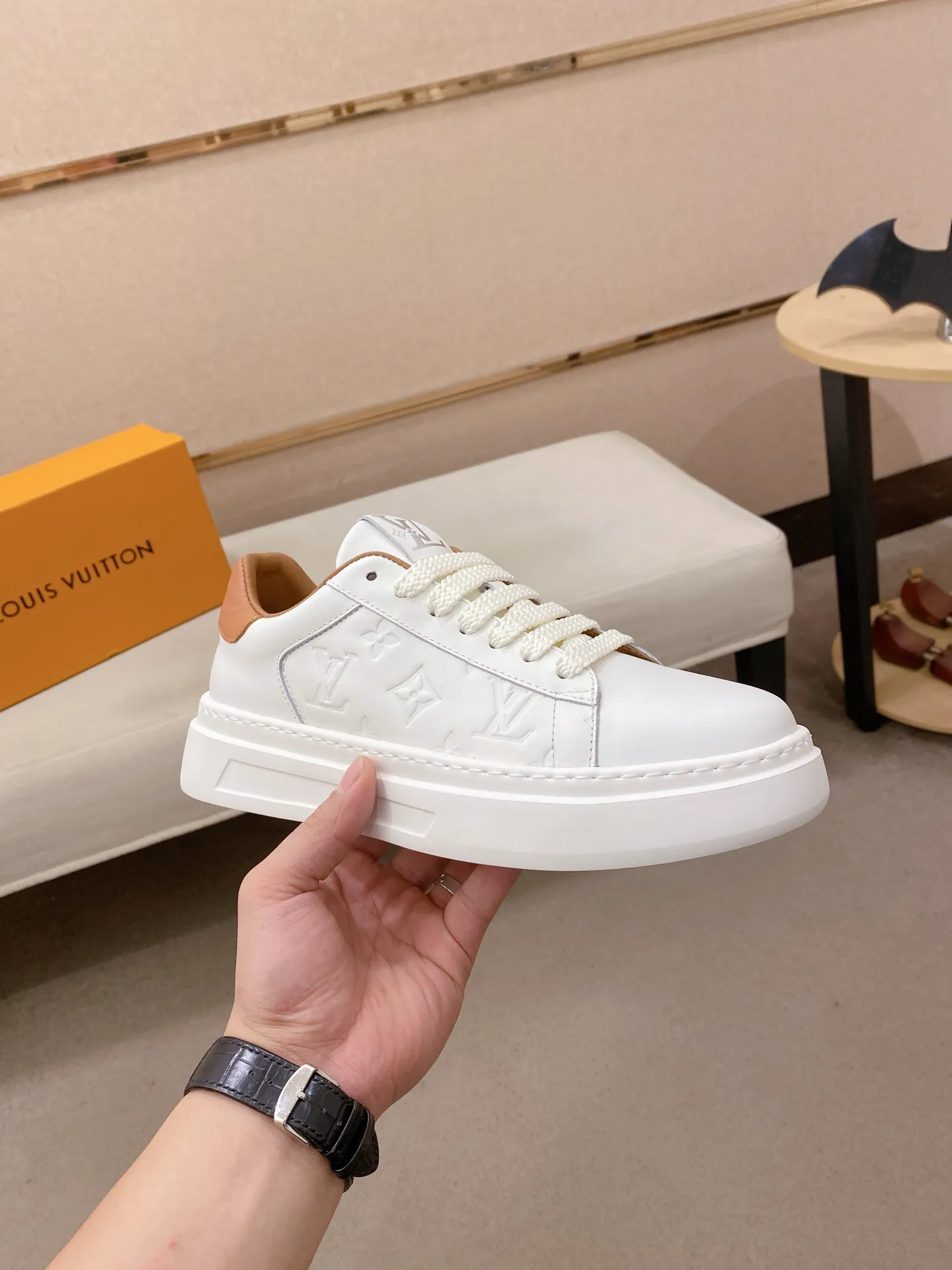 Men's shoes 💰: 480💰🎉🎉LV~Louis Vuitton trendy men's shoes New shipments Latest matching The same style as the official website Super high quality Hot sales of the season [strong] [strong] [strong] Selected first-layer cowhide, comfortable cowhide lining, original last, comfortable on the foot, wear-resistant rubber outsole Size number: 38-44.